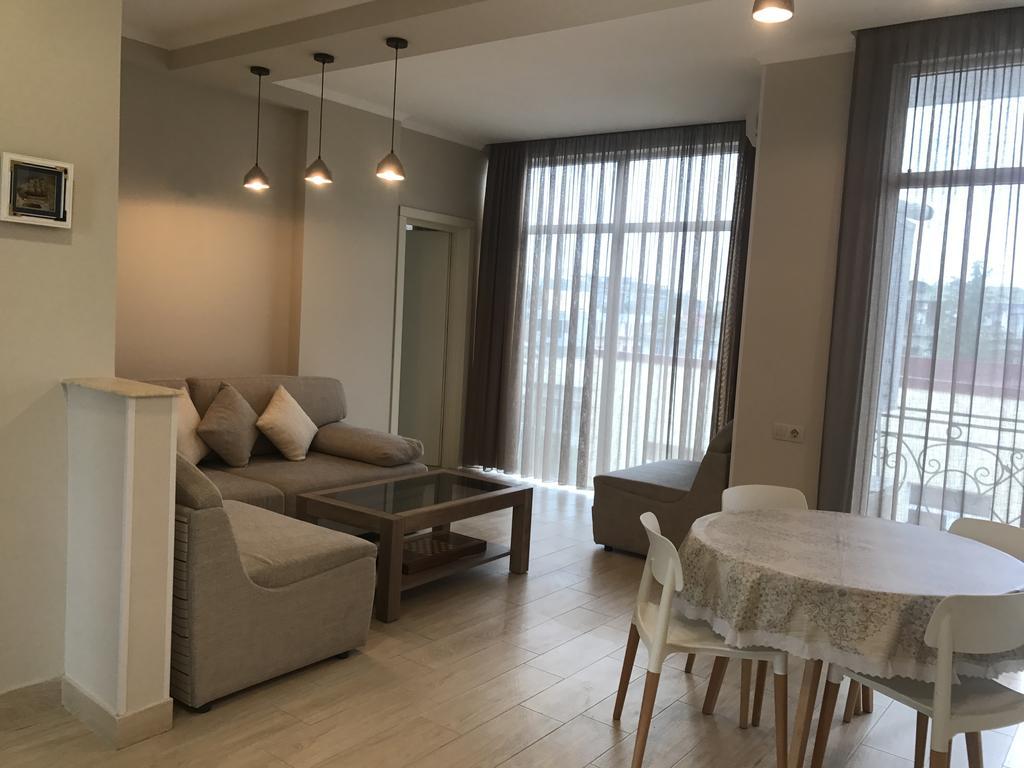 Piazza Apartment Батуми Екстериор снимка